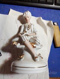 STATUINA FANCIULLA SEDUTA PORCELLANA PREGIATA