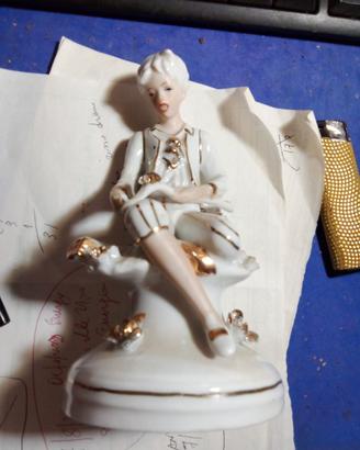 STATUINA FANCIULLA SEDUTA PORCELLANA PREGIATA