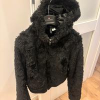Pellicciotto nero con cappuccio