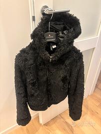 Pellicciotto nero con cappuccio