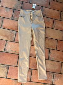 Pantaloni di pelle nuovi.