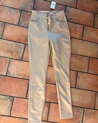Pantaloni di pelle nuovi.