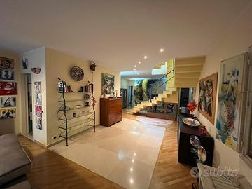 Casa indipendente su più livelli in centro