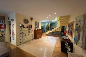 Casa indipendente su più livelli in centro