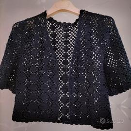 Coprispalle blu lavorato a mano.