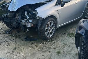 fiat punto evo sport incidentata