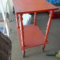 Tavolino con rotelle in legno