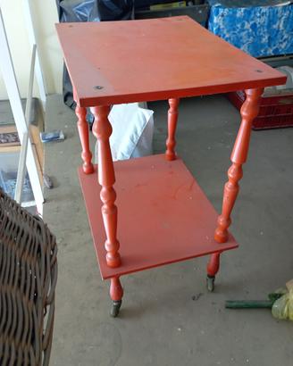 Tavolino con rotelle in legno