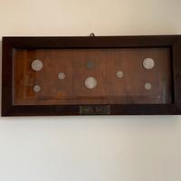 Vecchia teca con monete falsi d’epoca