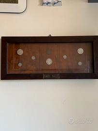 Vecchia teca con monete falsi d’epoca