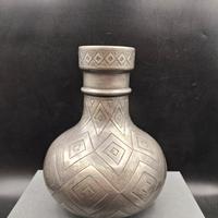 Vaso in peltro Bellotti con decorazione a rombi