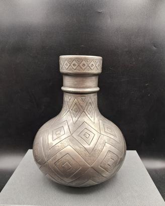 Vaso in peltro Bellotti con decorazione a rombi