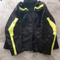 Giacca e guanti da moto e casco con passamontagna 