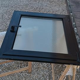 finestra in alluminio doppio vetro nera