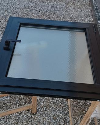 finestra in alluminio doppio vetro nera