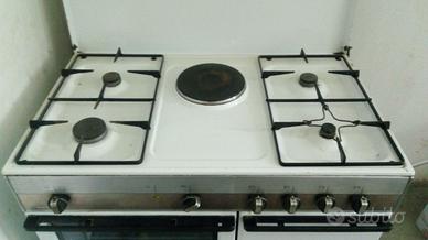 cucina a gas  lavello  e mobili da cucina