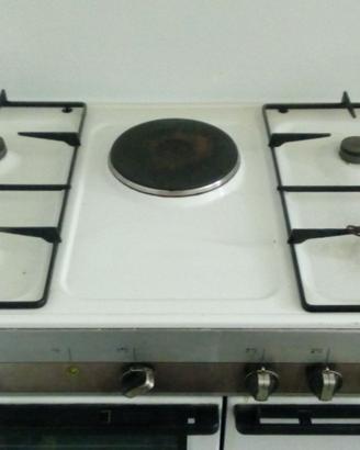 cucina a gas  lavello  e mobili da cucina