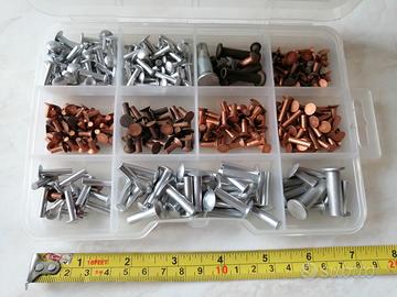 Rivetti, maniglie, serrature, tasselli, ecc. 