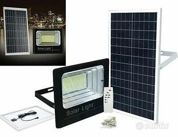 Pannello solare con faretto 