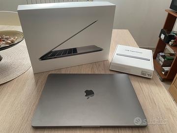 Macbook pro con touch bar e lettore disco esterno