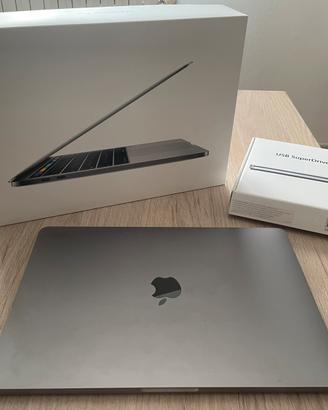 Macbook pro con touch bar e lettore disco esterno