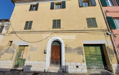 Immobile cielo-terra con giardino, garage e vist