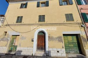 Immobile cielo-terra con giardino, garage e vist