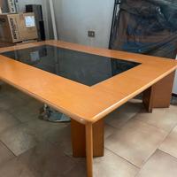 Tavolo in legno con pianale in vetro