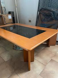 Tavolo in legno con pianale in vetro