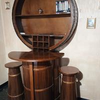 Porta bottiglie con bancone e sgabelli 