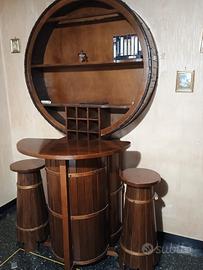 Porta bottiglie con bancone e sgabelli 