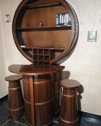 Porta bottiglie con bancone e sgabelli 