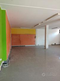 Ampio negozio zona tombaccia