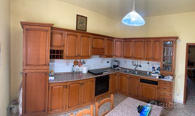 Cucina con tavolo