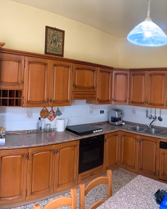 Cucina con tavolo
