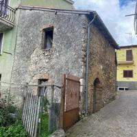 Immobile da ristrutturare con giardino