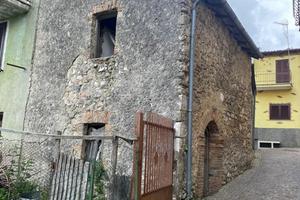 Immobile da ristrutturare con giardino