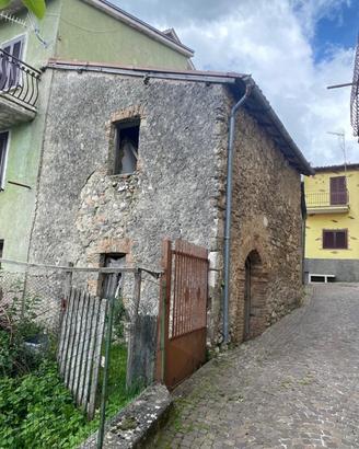 Immobile da ristrutturare con giardino
