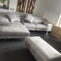 Divano angolare con penisola e pouf contenitore