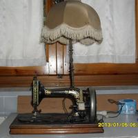macchina da cucire antica con abatjour da tavolo