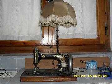 macchina da cucire antica con abatjour da tavolo