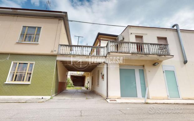 PORZIONE DI CASA CON GARAGE