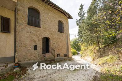 Palazzo / Stabile di 350 m² con più di 5 locali a 