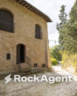 Palazzo / Stabile di 350 m² con più di 5 locali a 