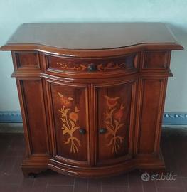 elegante credenza  in legno stile classico