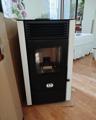 Stufa a pellet 10 KW nuova