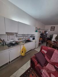 cucina mobile e tavolo 