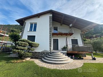 Villa con giardino