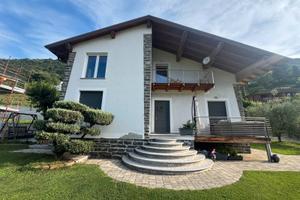 Villa con giardino