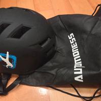 casco skateboard o monopattino